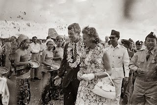 Robert F. Kennedy dan isteri berkunjung ke Bali, 1962 9 Corbis U1318851