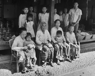 Typical2520Chinese2520family2520posing2520outside2520store 1