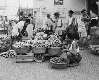 Pedagang buah-buahan di Jakarta, 1955 3 U1083759