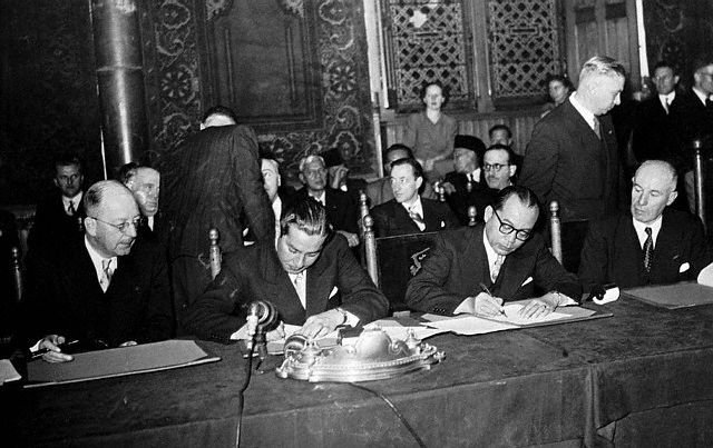 Penandatanganan naskah hasil Konferensi Meja Bundar, 1949 5 U920547ACME
